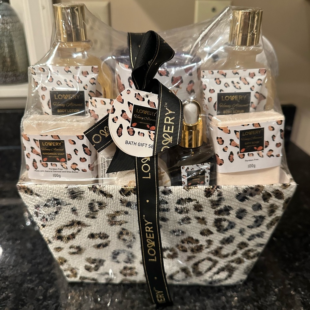 LOVERY Leopard Print Bath Gift Set